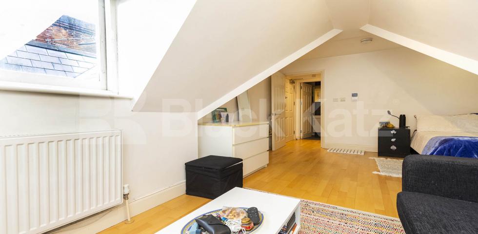 Superb modern studio located in the heart of Camden mins to Regents Park. Camden Road, Camden